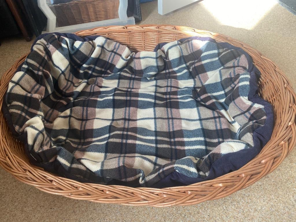 MAND: mooie , bijna nieuwe,  rieten, hondenmand, Dieren en Toebehoren, Ophalen, Zo goed als nieuw