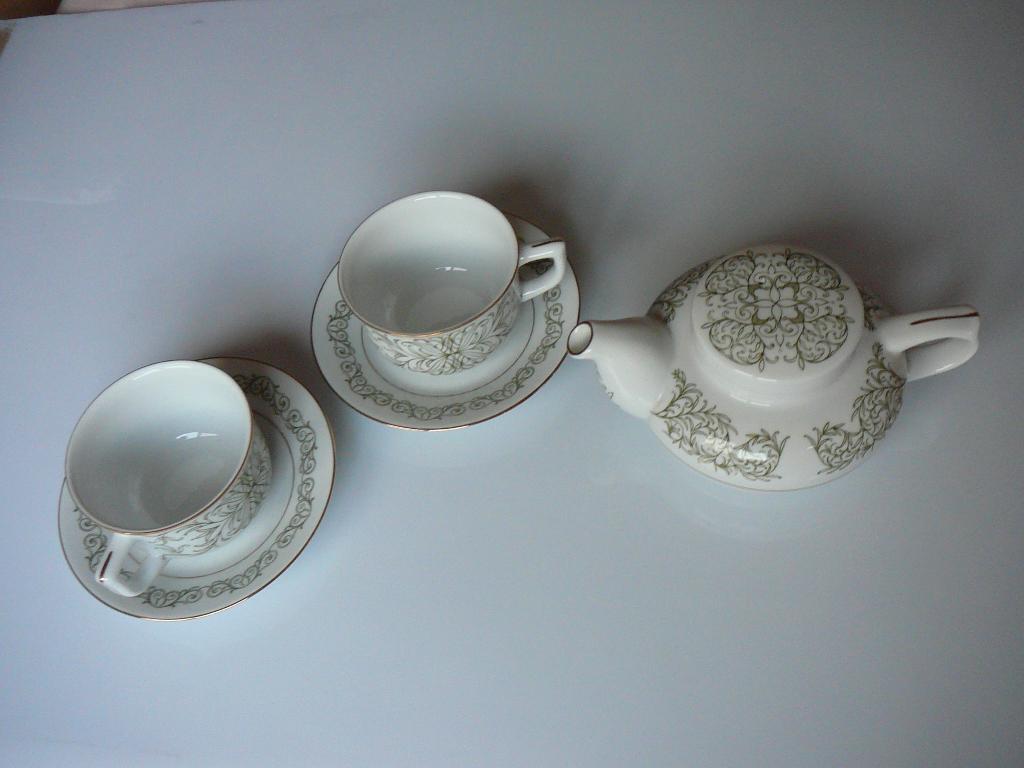 2 kop en schotels en theepot, Porcelain Sri Lanka, Ophalen of Verzenden, Overige materialen, Overige stijlen, Overige typen