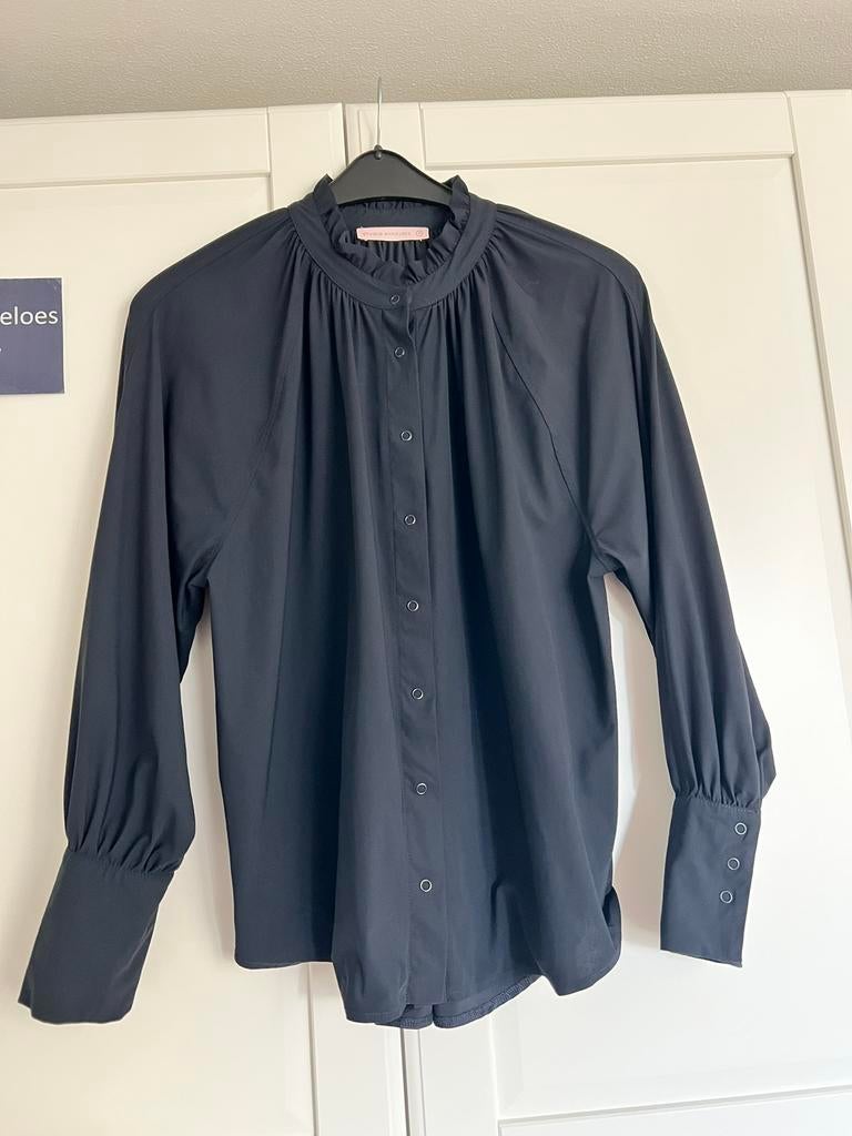 Studio anneloes lyon ruffle blouse M donkerblauw travelstof, Blauw, Maat 46/48 (XL) of groter, Ophalen of Verzenden, Zo goed als nieuw