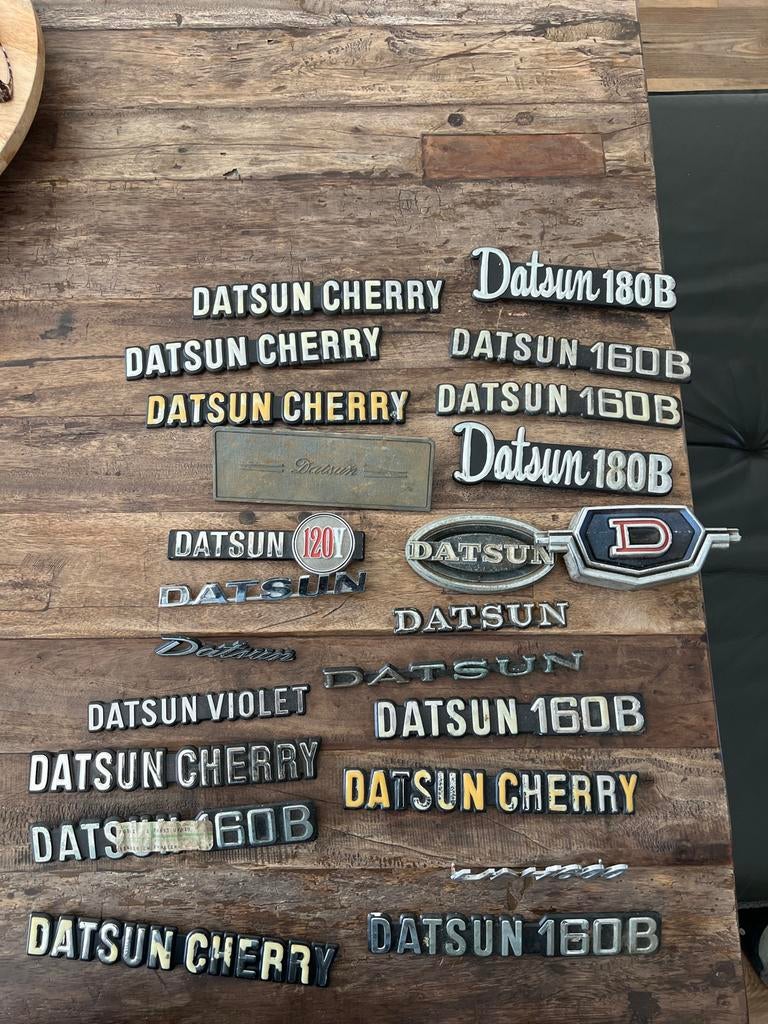 Datsun Emblemen - Diverse Modellen (Cherry, 160B, 180B), Ophalen of Verzenden, Gebruikt, Overige automerken