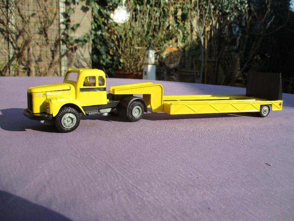 Tekno Scania Vabis 110 super met dieplader demo, Hobby en Vrije tijd, Modelauto's | 1:50, Verzenden, Zo goed als nieuw, Bus of Vrachtwagen