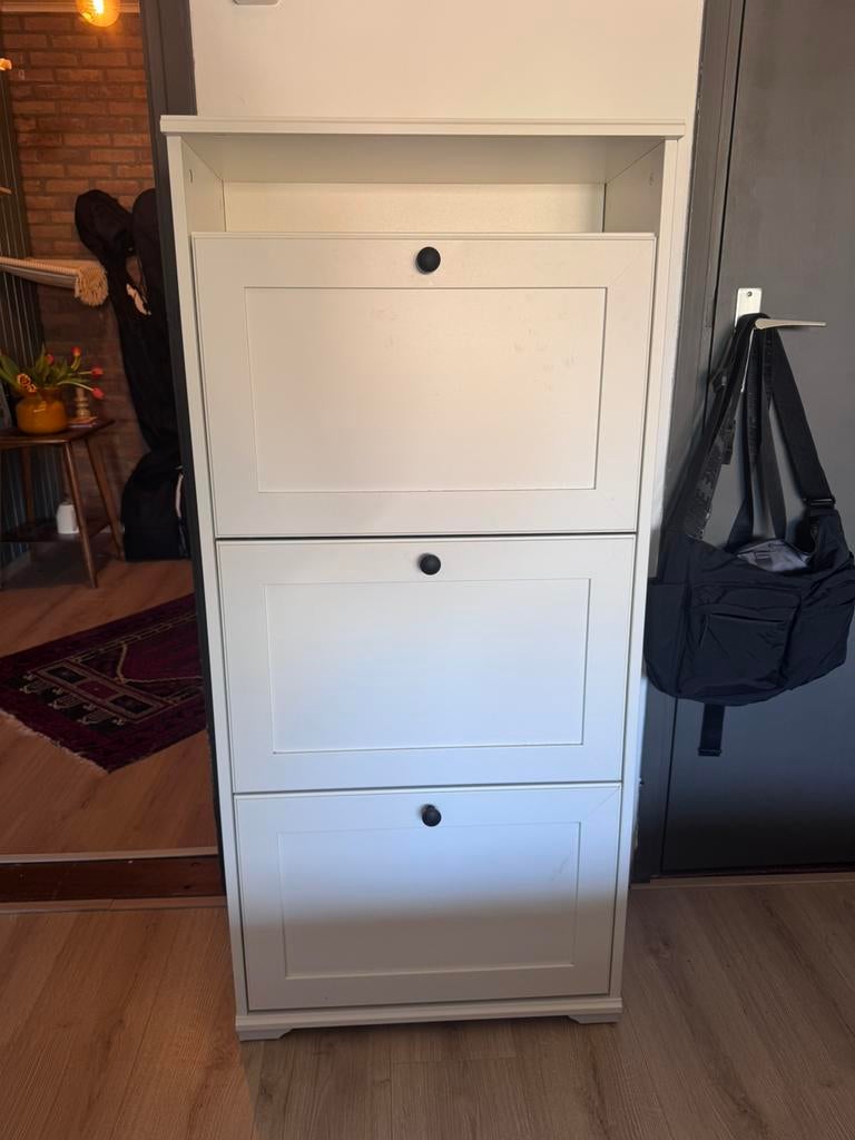 Houten schoenkast Ikea Brusali, Ophalen, Zo goed als nieuw