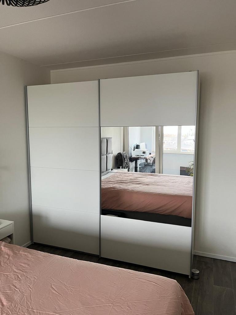 Witte kledingkast met spiegeldeur, 230 cm breed, Ophalen, Gebruikt, 200 cm of meer, Met deur(en)