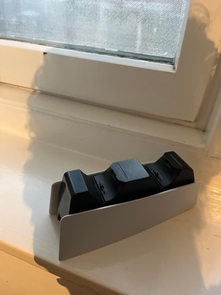PS5 DualSense Oplaadstation - Zo goed als nieuw, Ophalen of Verzenden, Zo goed als nieuw, Voeding, Oplader of Kabel, PlayStation 5