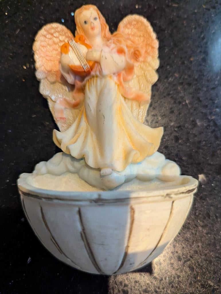 Engel beeldje in wijnwaterbakje, Ophalen of Verzenden