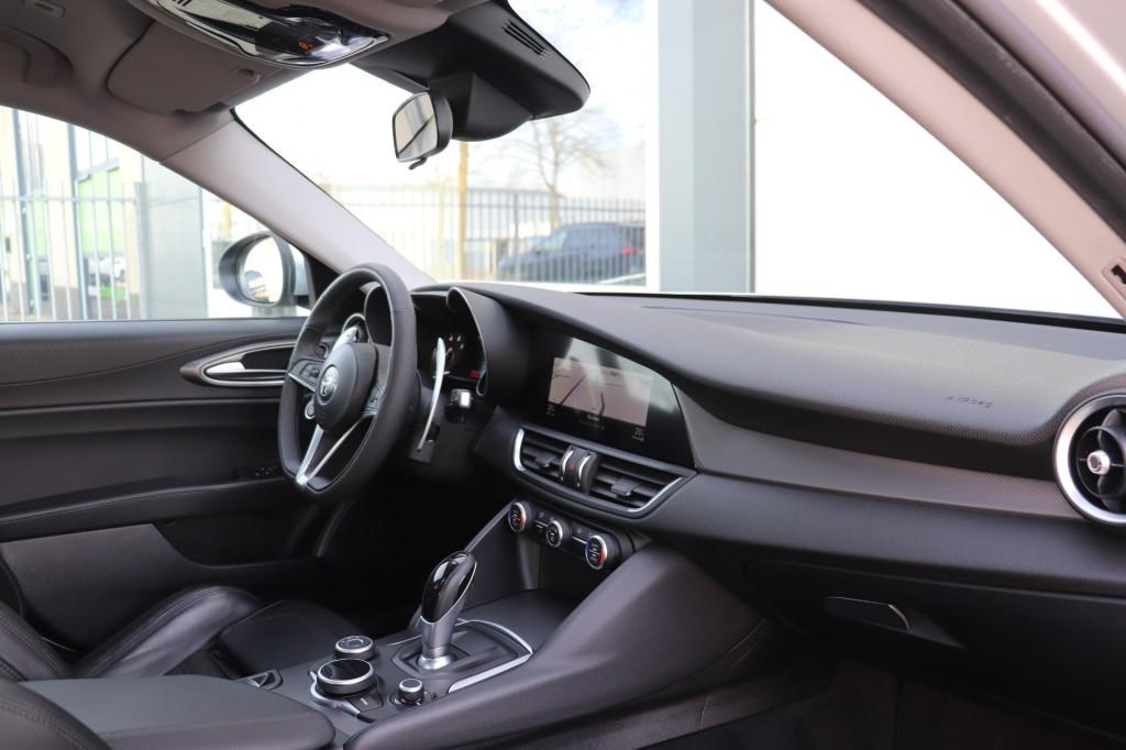Alfa romeo GIULIA 2.0 T Q4 AWD 280PK VELOCE/ORIG.NL/GEDOCUME, Auto's, Alfa Romeo, Automaat, Euro 6, 4 cilinders, Leder