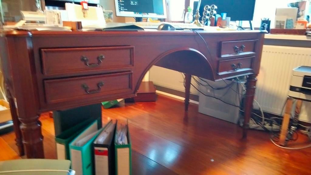 Klassiek houten bureau met lades, Ophalen of Verzenden, Gebruikt, Bureau