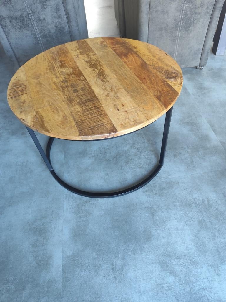 Ronde salontafel mangohout met zwarte poten, Huis en Inrichting, Tafels | Salontafels, Ophalen