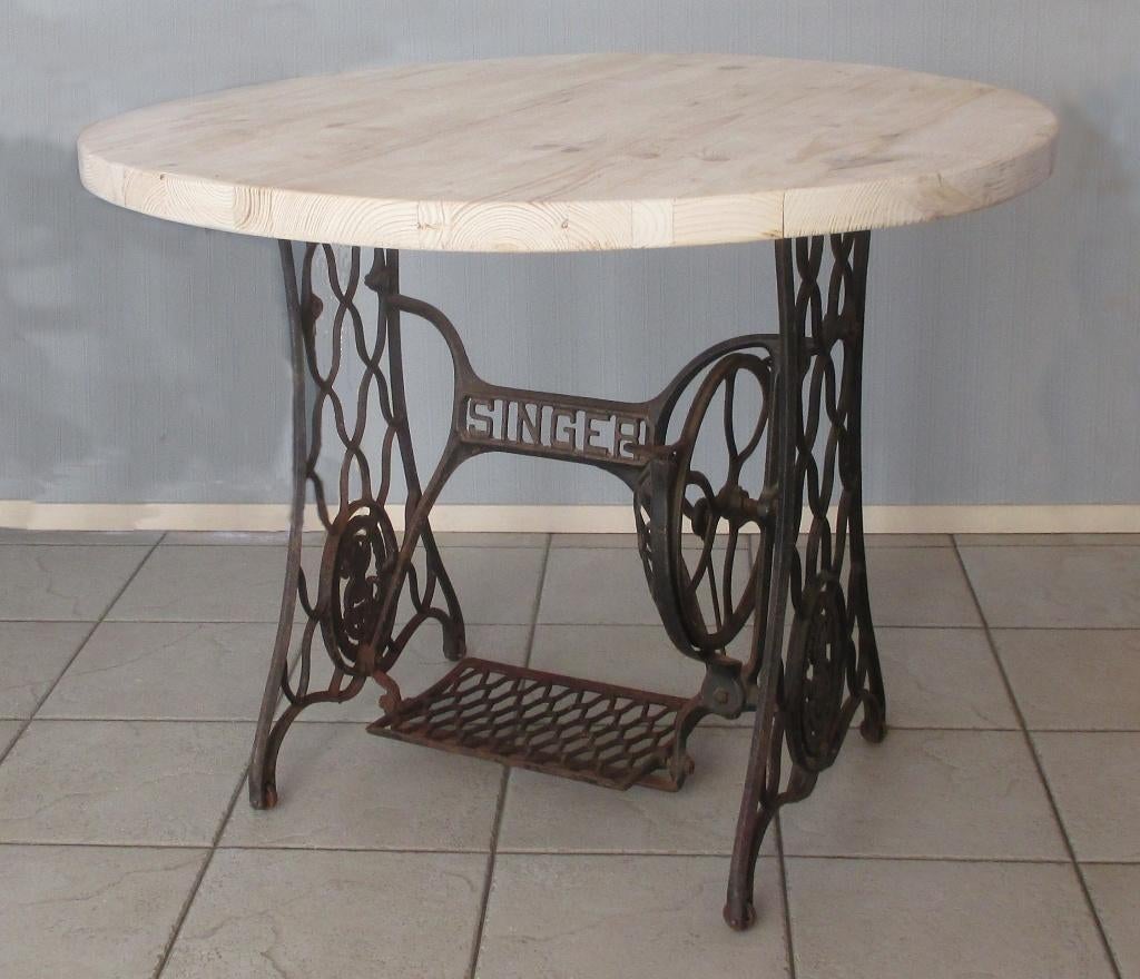 Ronde Tafel, houten tafelblad. SINGER naaimachine onderstel., Ophalen, 50 tot 100 cm, Farmhouse Craft, Rond