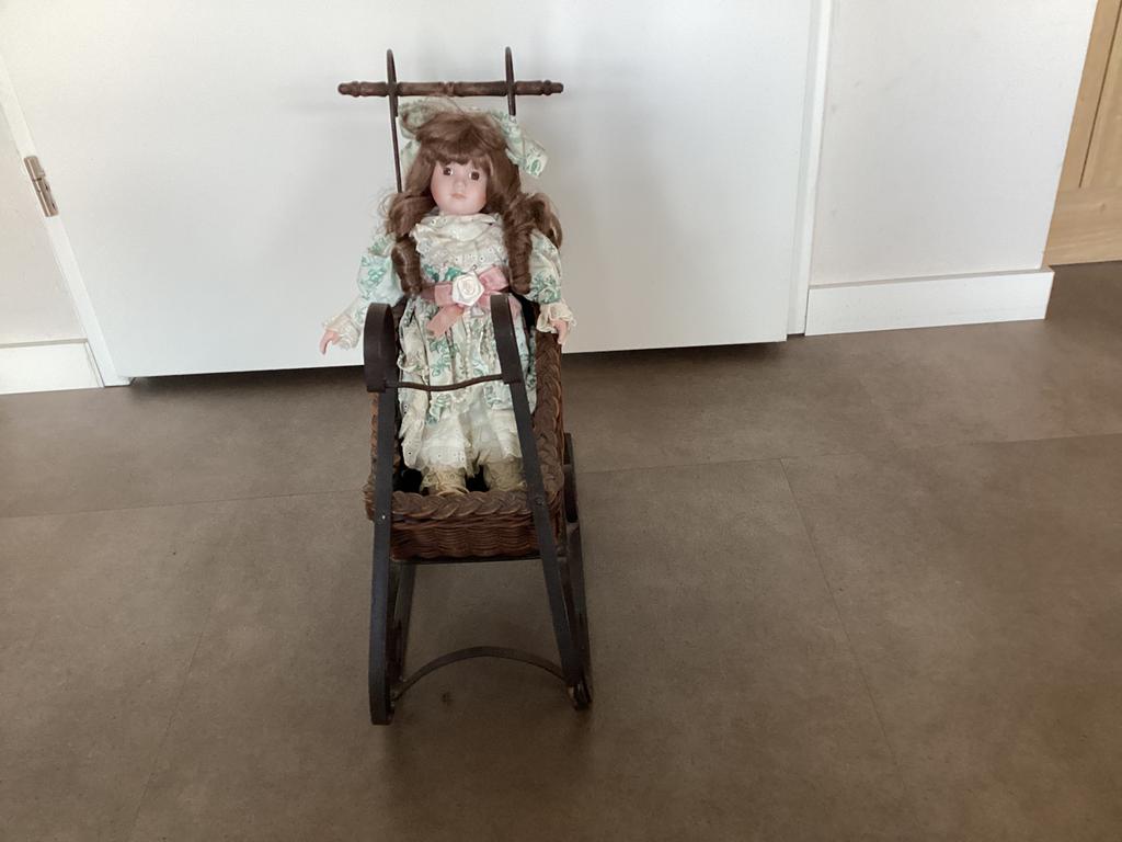 Mooi antieke/brocante/vintage slee met pop, Ophalen