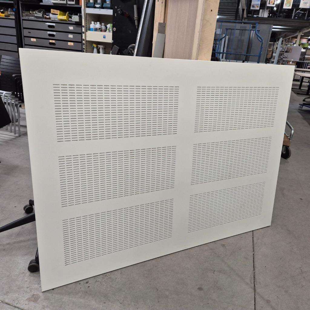 Grote witte akoestische scheidingswand voor tussen bureau's