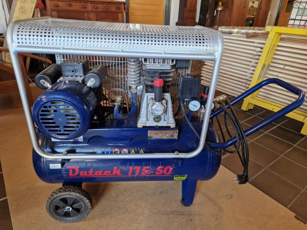 Compressor 8 bar (Dutack) 220v, Doe-het-zelf en Verbouw, Compressors, 25 tot 100 liter, Ophalen, Zo goed als nieuw, 200 tot 400 liter/min