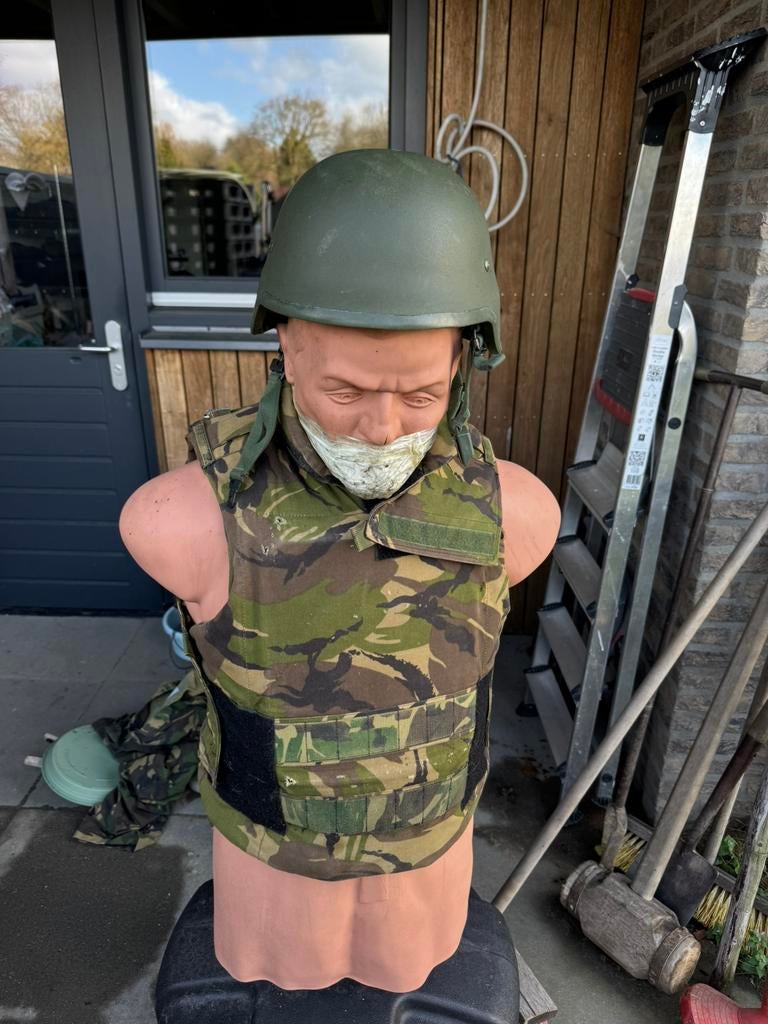 Kogelwerend vest + helm, Ophalen, Zo goed als nieuw