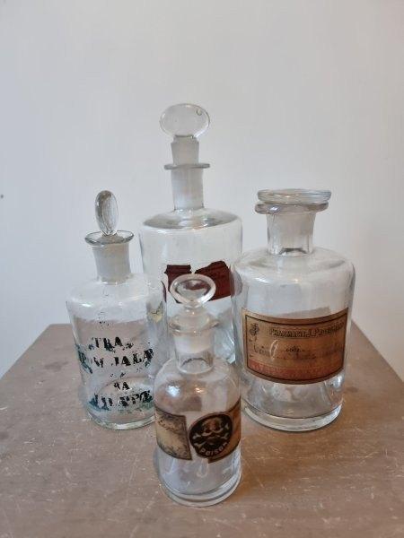Vier oude apothekersflesjes, Ophalen