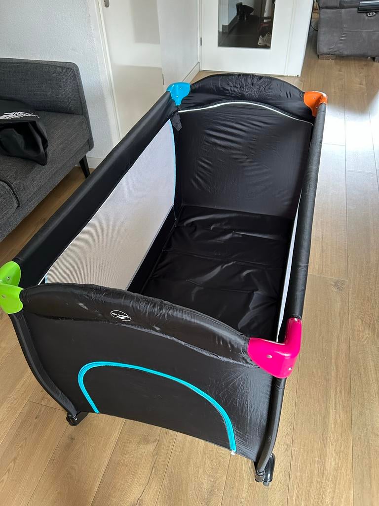 Campingbed met Verhoger en verschoon matje, Ophalen, Zo goed als nieuw, Lattenbodem, Minder dan 140 cm