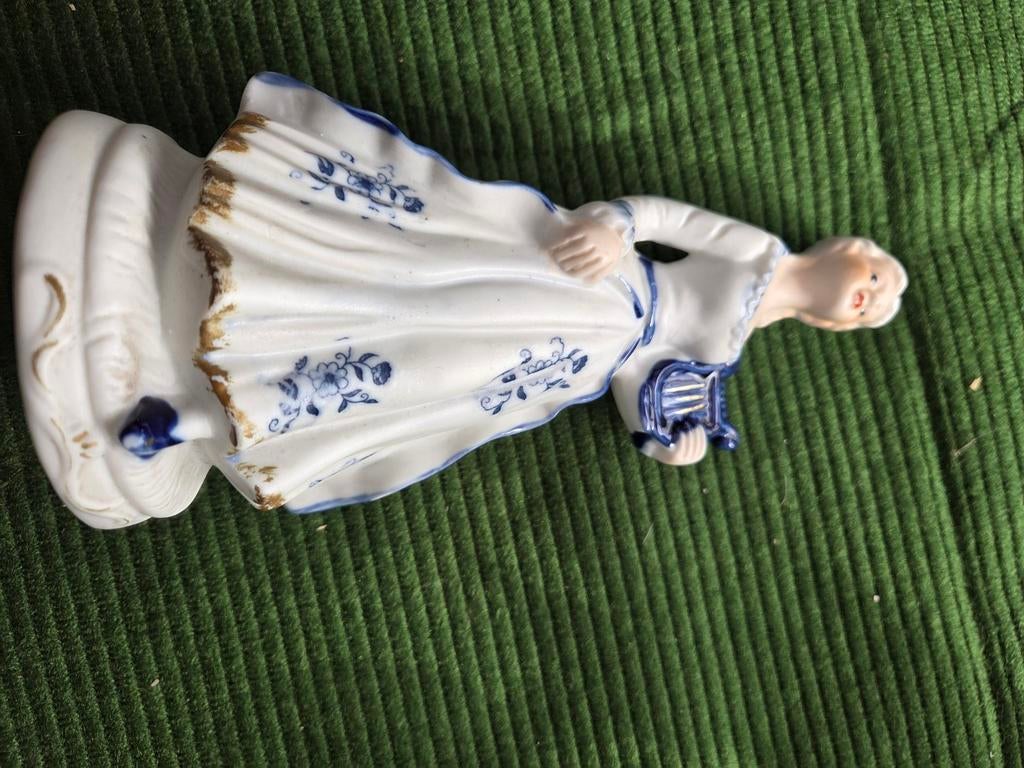 Porseleinen beeldjes: Dame met harp en Heer met viool, Ophalen of Verzenden