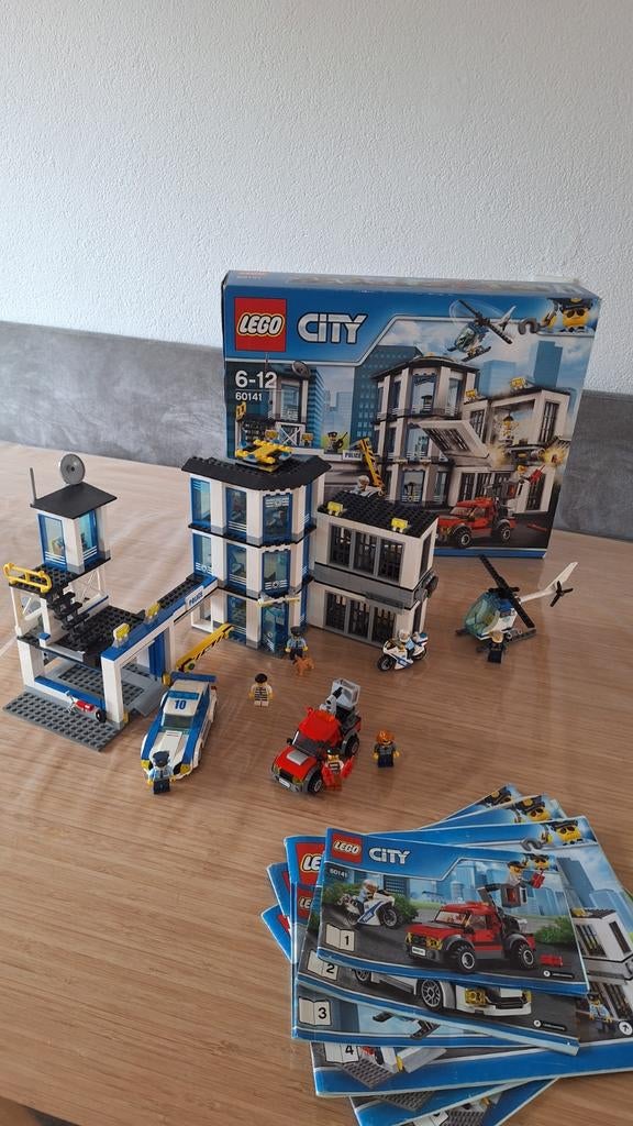 Lego politiebureau set 60141, incl.doos en boekjes, Ophalen of Verzenden, Zo goed als nieuw, Complete set, Lego