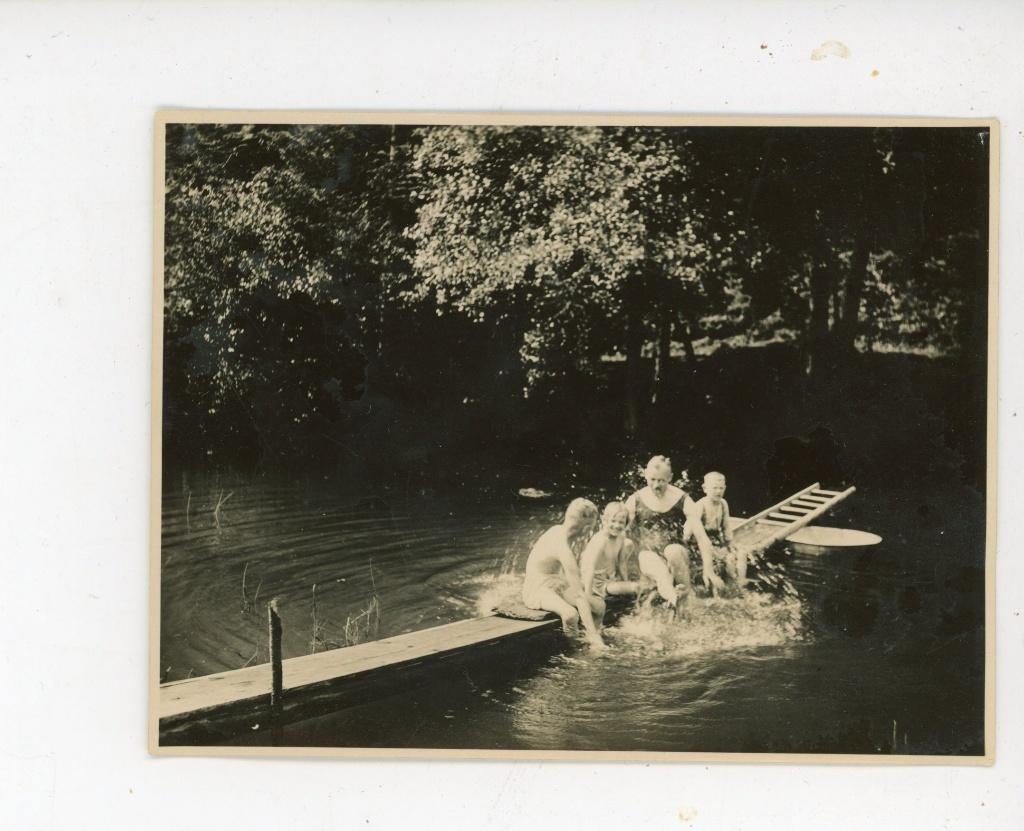 K500; Mama met de kinderen aan het baderen. 8x11 cm, Verzenden, Foto, Zo goed als nieuw, Voor 1940