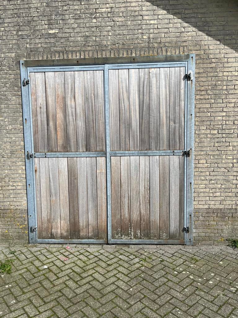 19 x staldeuren en 2 dubbeldeuren, Stalling