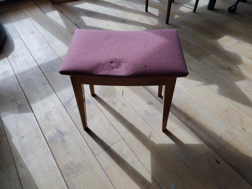 Pianokruk met rood stoffen zitvlak, Huis en Inrichting, Krukjes, Ophalen of Verzenden, Gebruikt, Hout