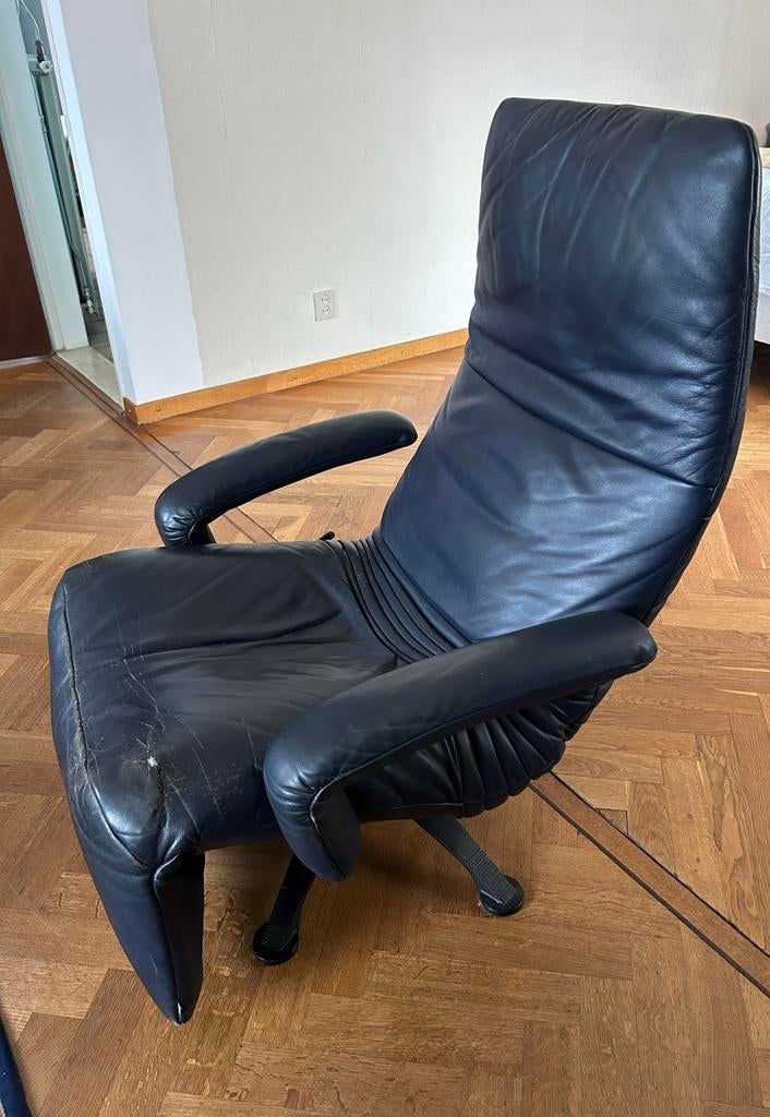 Jori blauw ledereren relaxfauteuil Symphony rotered op voet, Huis en Inrichting, Ophalen, Modern design, Gebruikt, 50 tot 75 cm