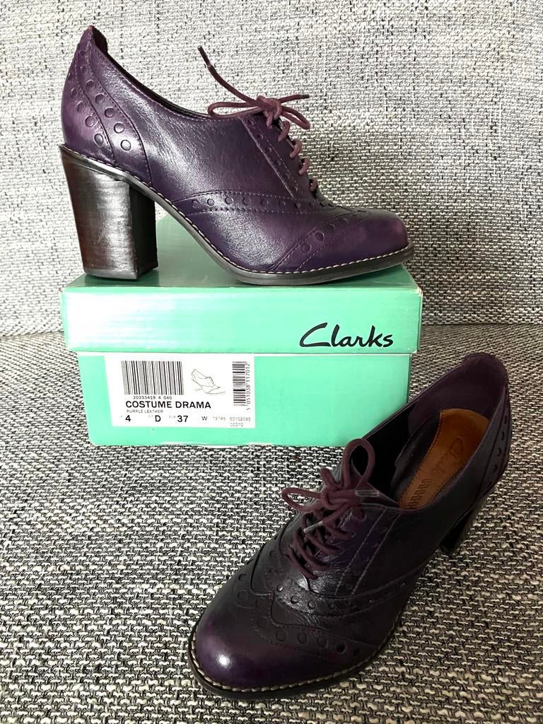 Clarks Paarse Veter Pump - Costume Drama, Ophalen of Verzenden, Zo goed als nieuw, Overige kleuren, Pumps