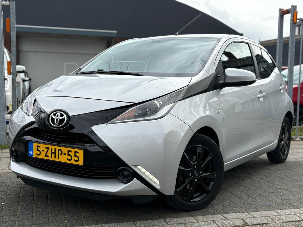 Toyota Aygo 1.0 VVT-i x-play | Lederen bekleding | A.Camera, Euro 5, Gebruikt, Zwart, 4 stoelen