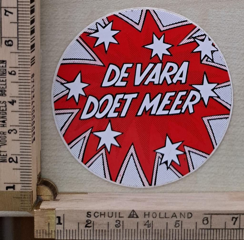 Vintage sticker de VARA doet meer televisiezender radio, Ophalen of Verzenden, Zo goed als nieuw