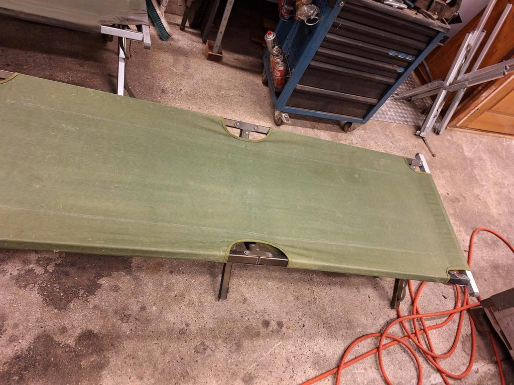 VELDBEDDEN KL, Ophalen of Verzenden, Landmacht, Nederland, Embleem of Badge