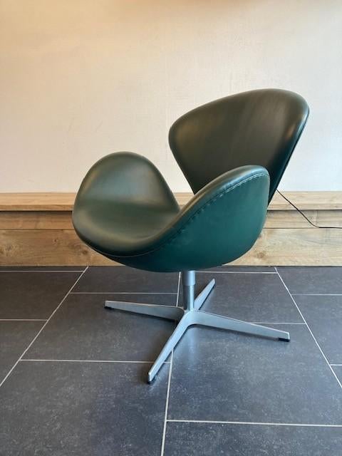 Fritz Hansen Arne Jacobsen Swan Chair , donkergroen leder, Minder dan 75 cm, Design, Fritz Hansen, Ophalen of Verzenden