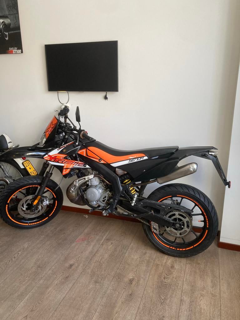 Gezocht: Zadel & Spatbord Derbi Senda Extreme (2017), Fietsen en Brommers, Brommers | Derbi, Ophalen of Verzenden