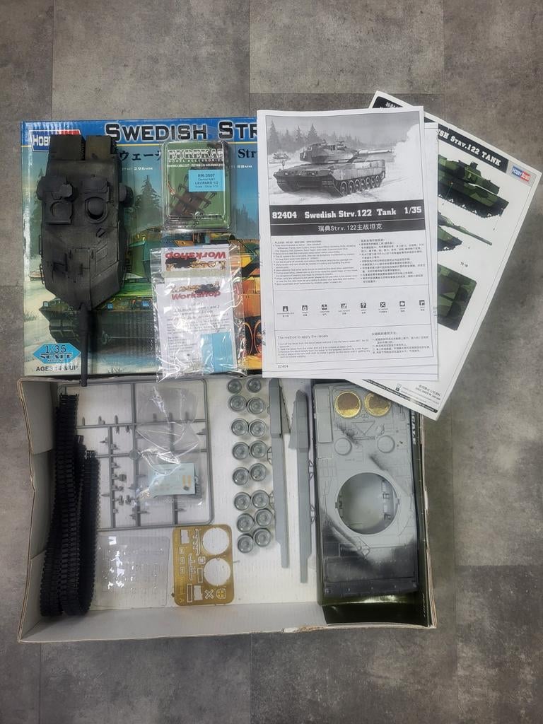 HOBBY BOSS 82404 STRV122 (DEELS GEBOUWD, Overige merken, Gebruikt, Tank, 1:32 tot 1:50