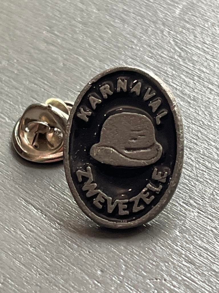 Antiek Orde van de Bolhoed Karnaval pin Zwevezele, Verzamelen, Speldjes, Pins en Buttons, Gebruikt, Speldje of Pin, Overige onderwerpen