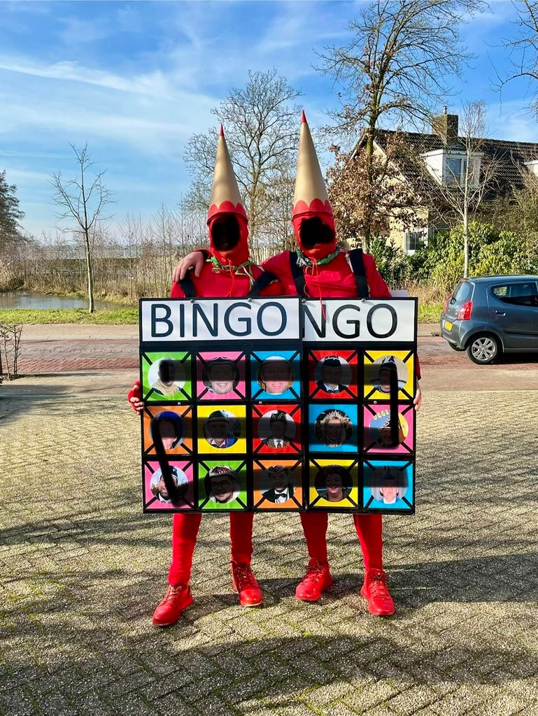 Rode pakken gebruikt als potloden  2x, Carnaval, Overige maten, Ophalen of Verzenden, Zo goed als nieuw