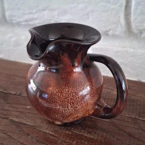 (M) Vintage melkkannetje van Ewenny Pottery. Bruin. H 9 cm., Ophalen of Verzenden