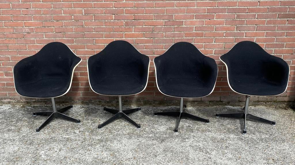 4 vintage Charles Eames PAC fiberglass  chairs, Zwart, Ophalen of Verzenden, Zo goed als nieuw, Eén