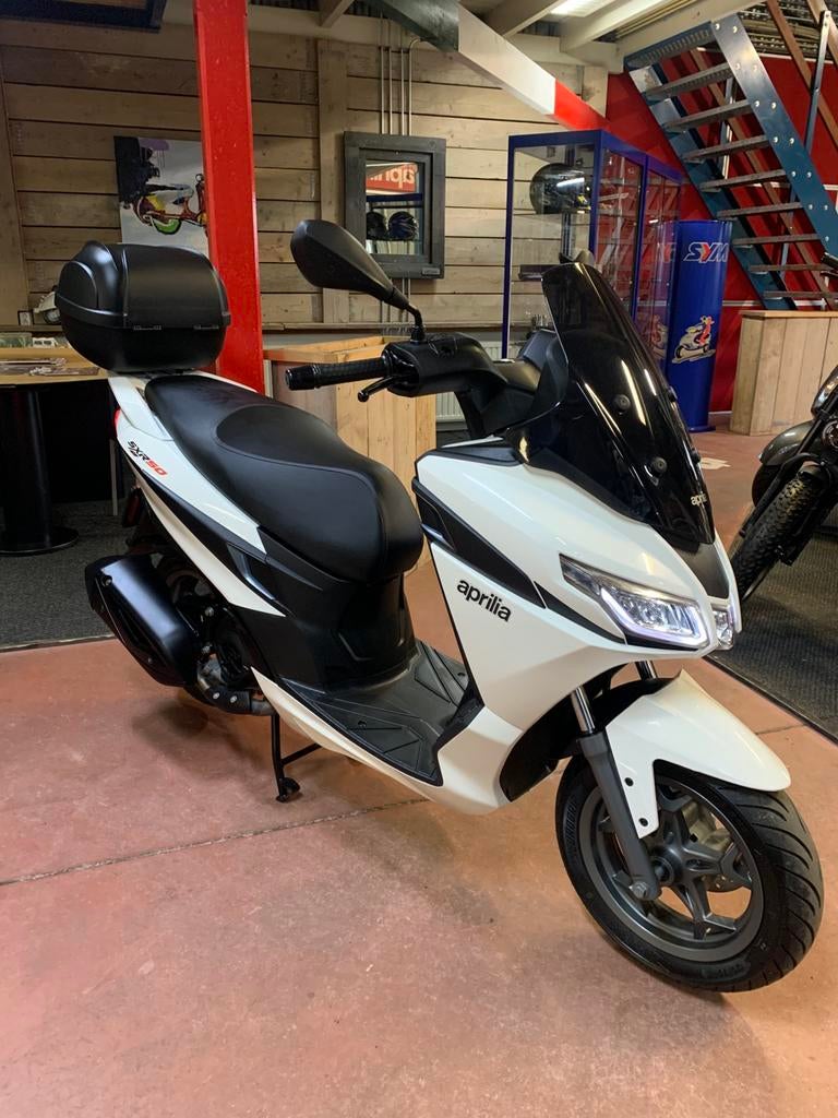 Gebro scooters: Aprilia SXR 45KM BROM WIT 1100KM!!, Overige modellen, Maximaal 45 km/u, Ophalen of Verzenden, Zo goed als nieuw