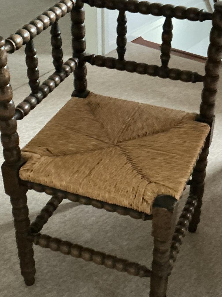 Eikenhouten driehoekstoeltje met rieten zitting., Antiek en Kunst, Ophalen