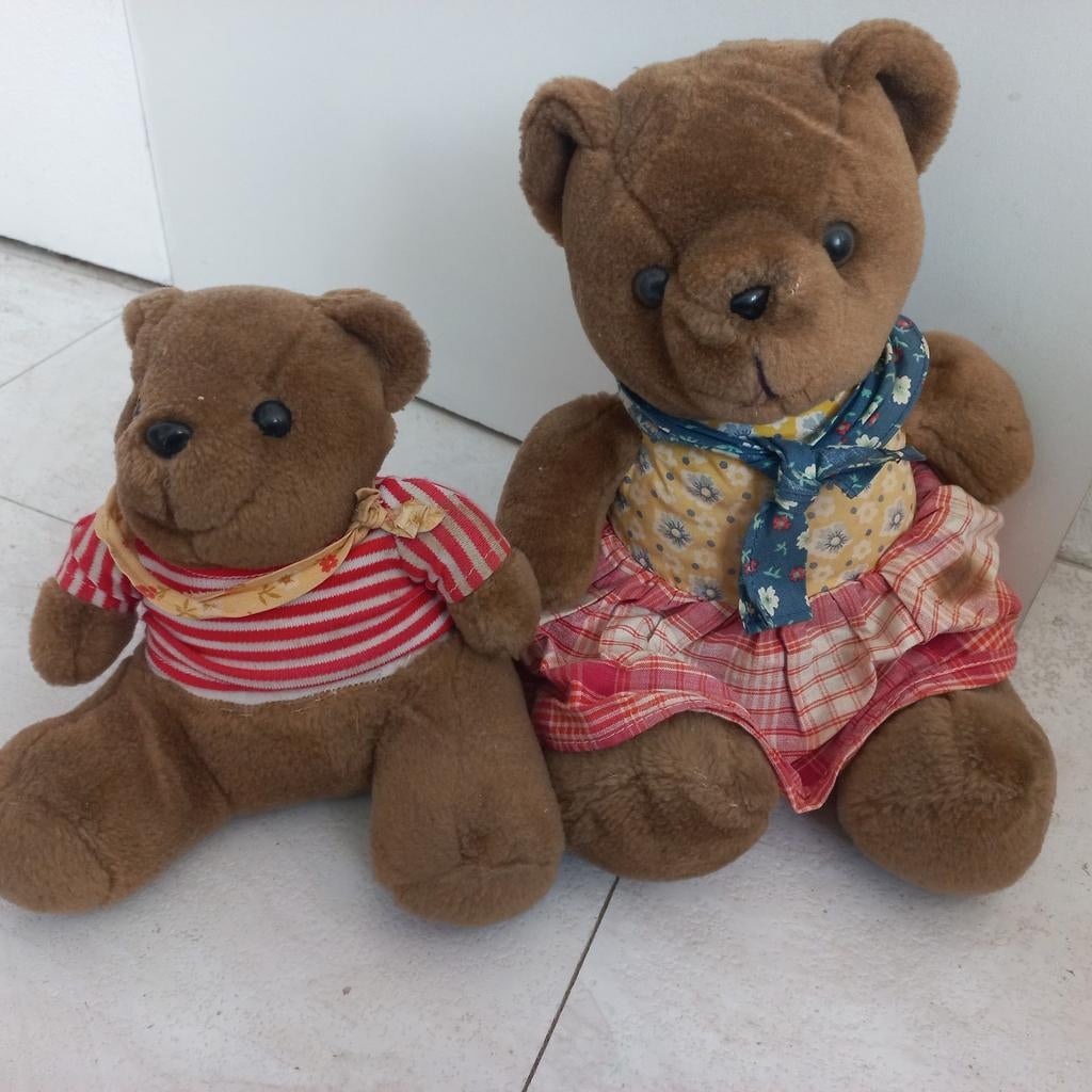 Set van 2 knuffelberen - Bruin met kleding, Kinderen en Baby's, Gebruikt, Overige merken, Overige karakters, Beer