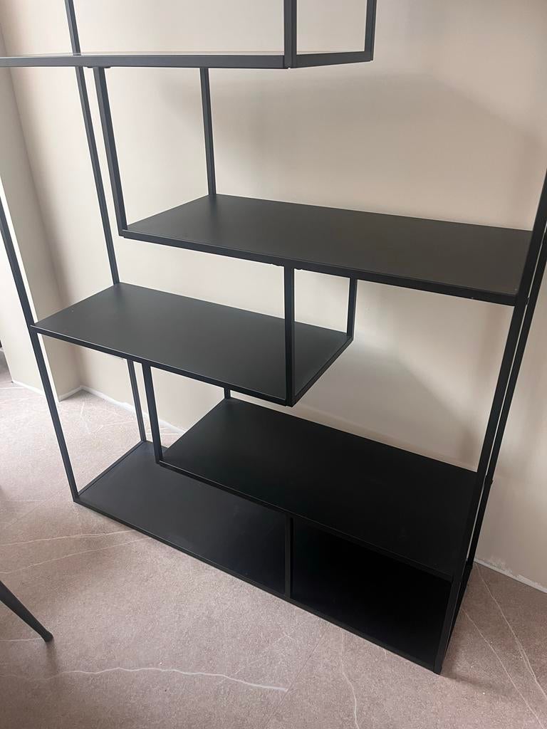 Mooie zwarte metalen vakkenkast van Karwei, Met plank(en), Gebruikt, 100 tot 150 cm, Ophalen of Verzenden