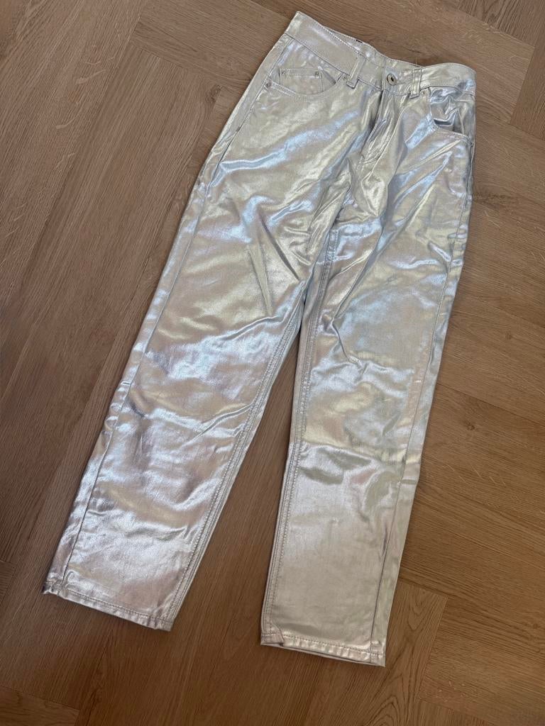 Zilveren jeans van Lefties - Maat XS/S - Nooit gedragen, Kleding | Dames, Broeken en Pantalons, Ophalen of Verzenden, Nieuw, Maat 34 (XS) of kleiner