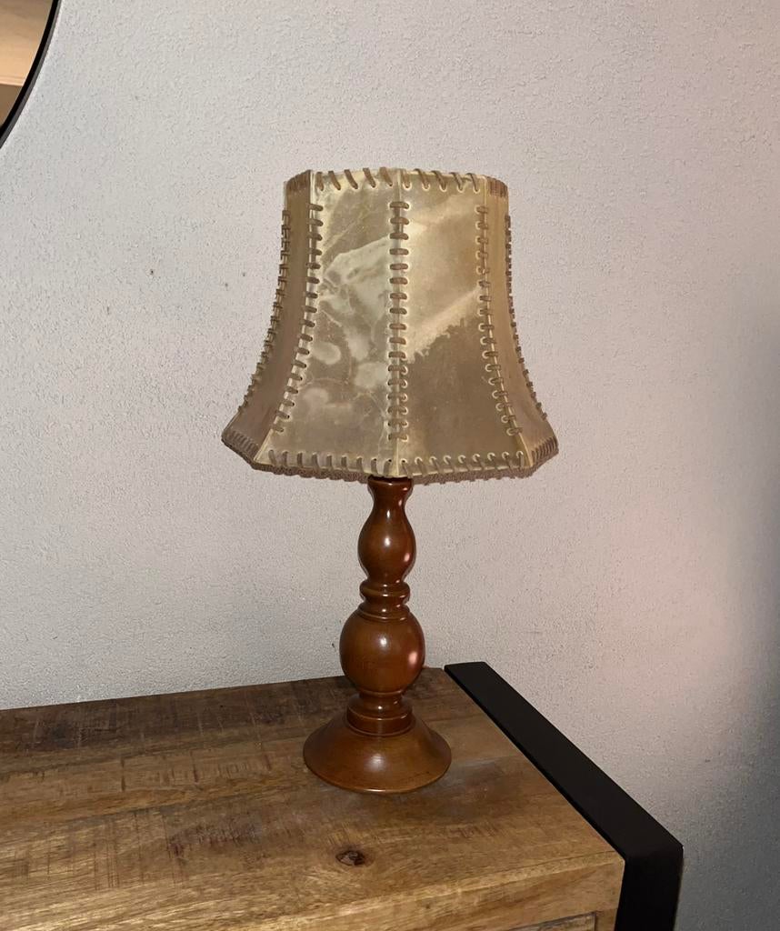 Prachtige houten vintage lamp met varkensleren kap, Ophalen of Verzenden, Minder dan 50 cm