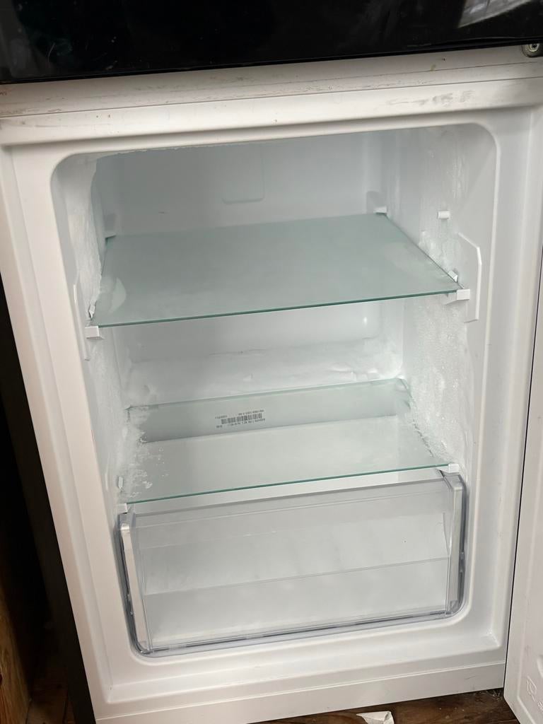 Indesit Koelvriescombinatie - Zwart, Ruim en Energiezuinig, Ophalen, 150 tot 200 liter, Gebruikt, Met aparte vriezer