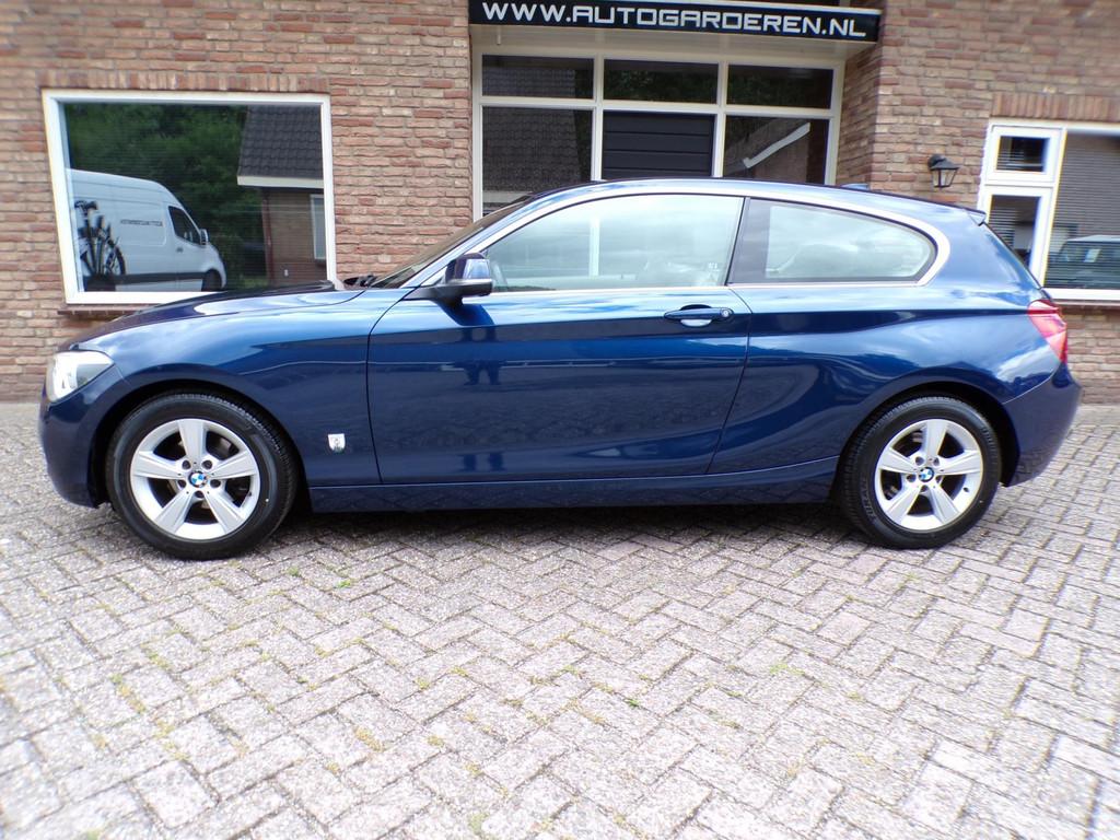 BMW 1-serie 116i Upgrade Edition Automaat / Leder / Navi, Auto's, Euro 5, Beige, Blauw, 650 kg