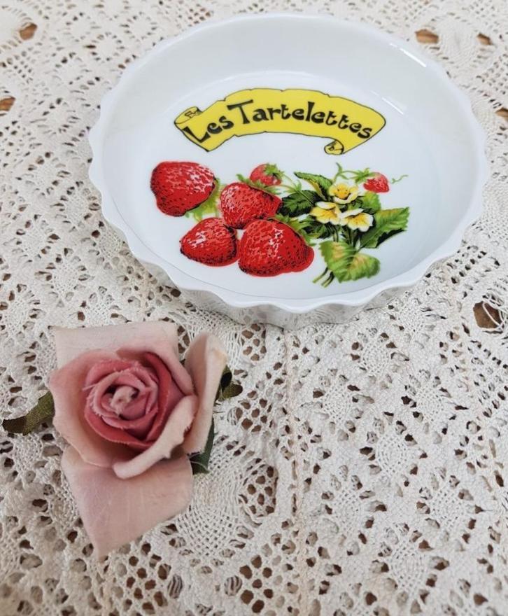 Frans porseleinen bakvormpje, Les Tartelettes, aardbeien, -, -, Overige typen, Ophalen of Verzenden
