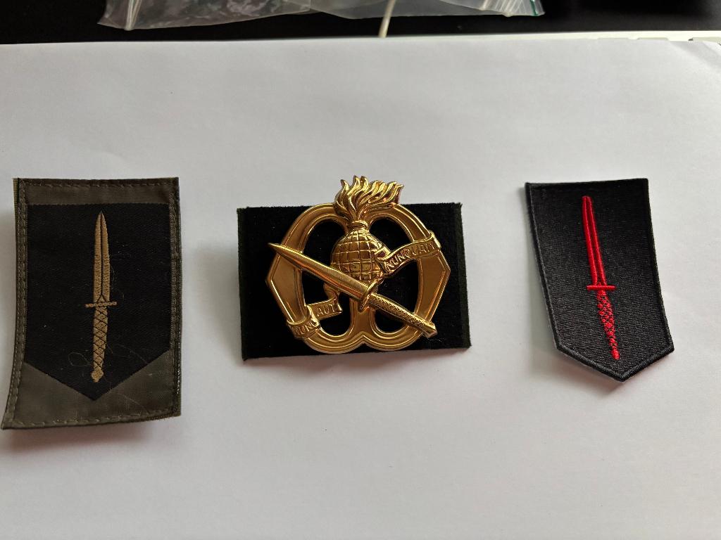 KCT baret embleem & 2 mouw emblemen, Verzenden, Landmacht, Nederland, Kleding of Schoenen