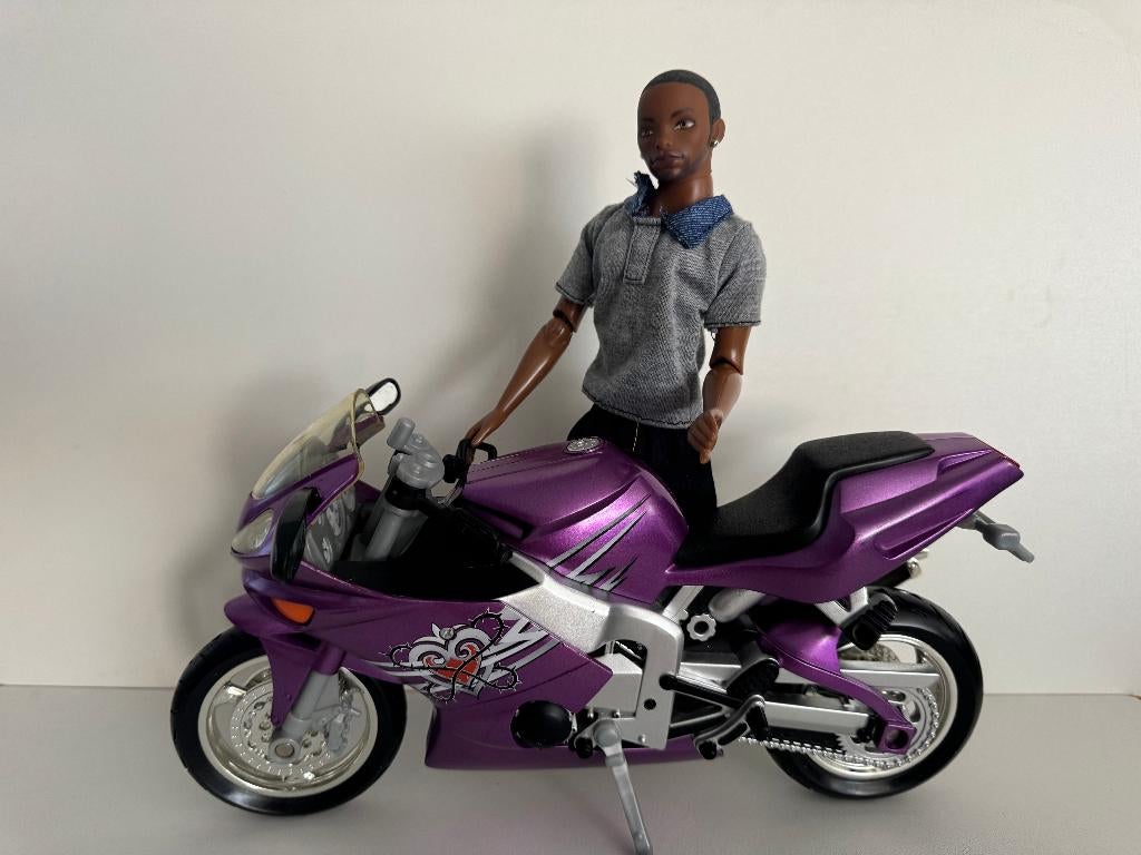 Vintage Mattel 2003 Flavas Doll Paarse Motorfiets, Verzamelen, Poppen, Ophalen of Verzenden, Zo goed als nieuw, Pop