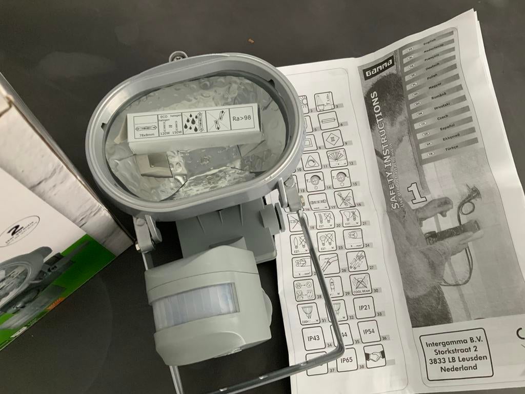 Nieuw in doos. Breedstraler projector. van de Gamma., Halogeen, Metaal of Aluminium, Nieuw, Ophalen of Verzenden