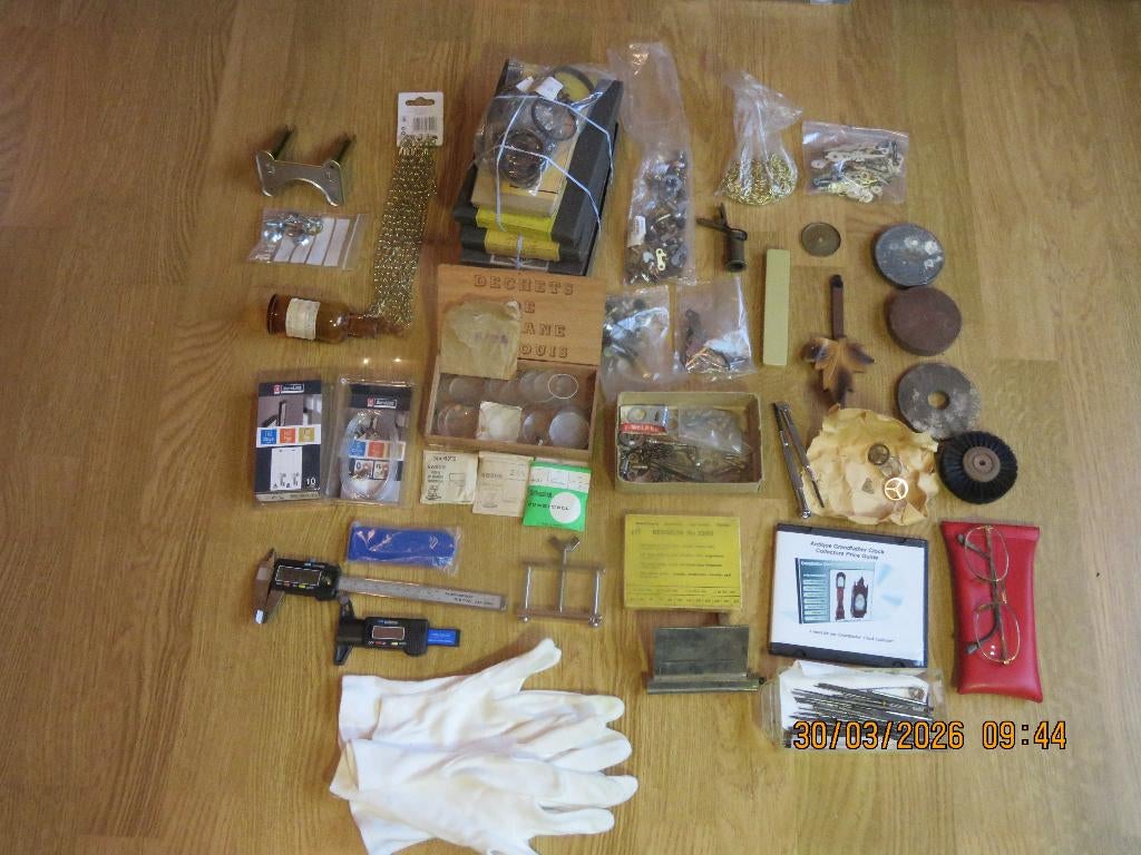 Onderdelen en materiaal van klokkenmaker horlogemaker   LOT, Ophalen of Verzenden