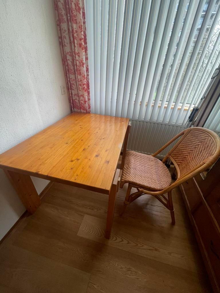 Bureau en rietenstoel. Gratis ophalen, Ophalen of Verzenden, Gebruikt, Tafel(s)